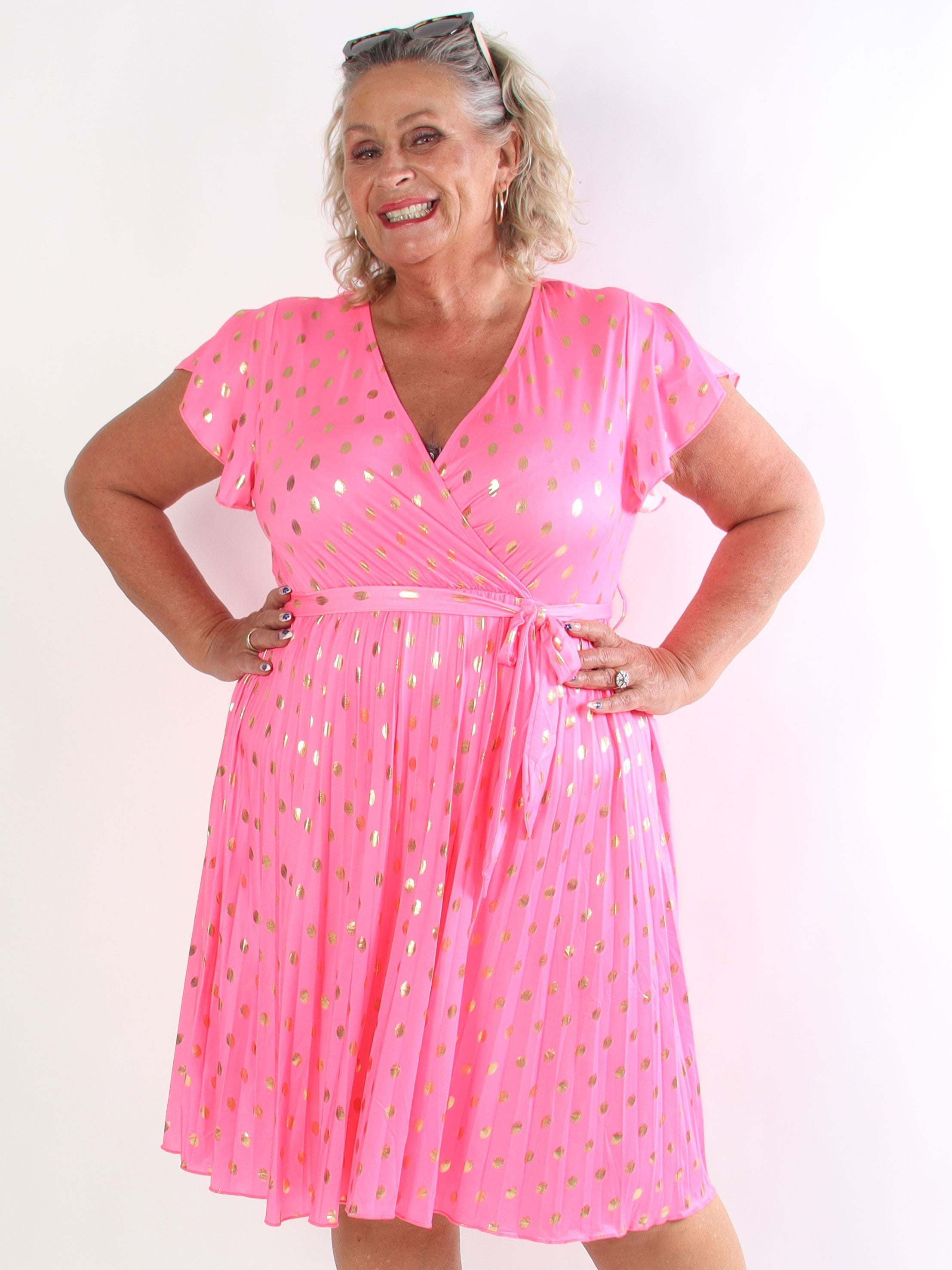 Silvija Dot Short - Elastisk plus size kjole med plisseret skørt og guld dutter